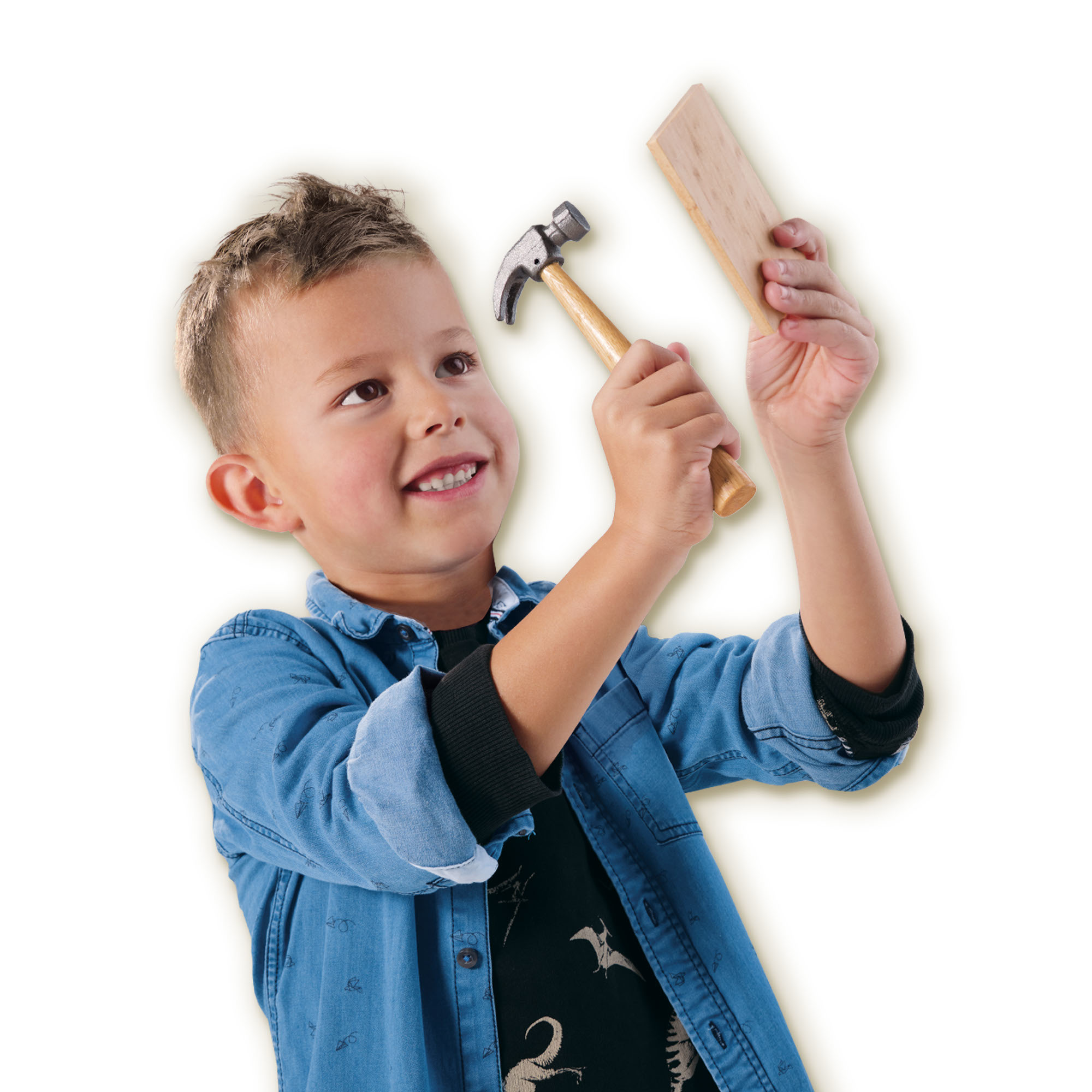 Ein Junge lächelt und hält einen Hammer und ein Holzbrett. Weißer Hintergrund.