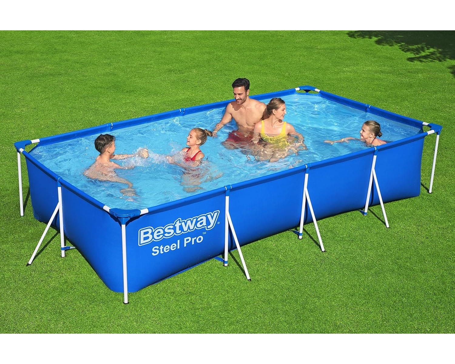 Menschen in einem blauen rechteckigen Pool auf grünem Gras. Eine Familie spielt.