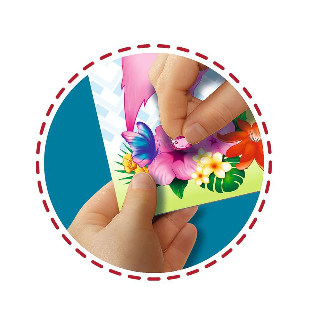 Mani che mettono un adesivo su una carta con fiori. Una farfalla rosa e gemme sono visibili.