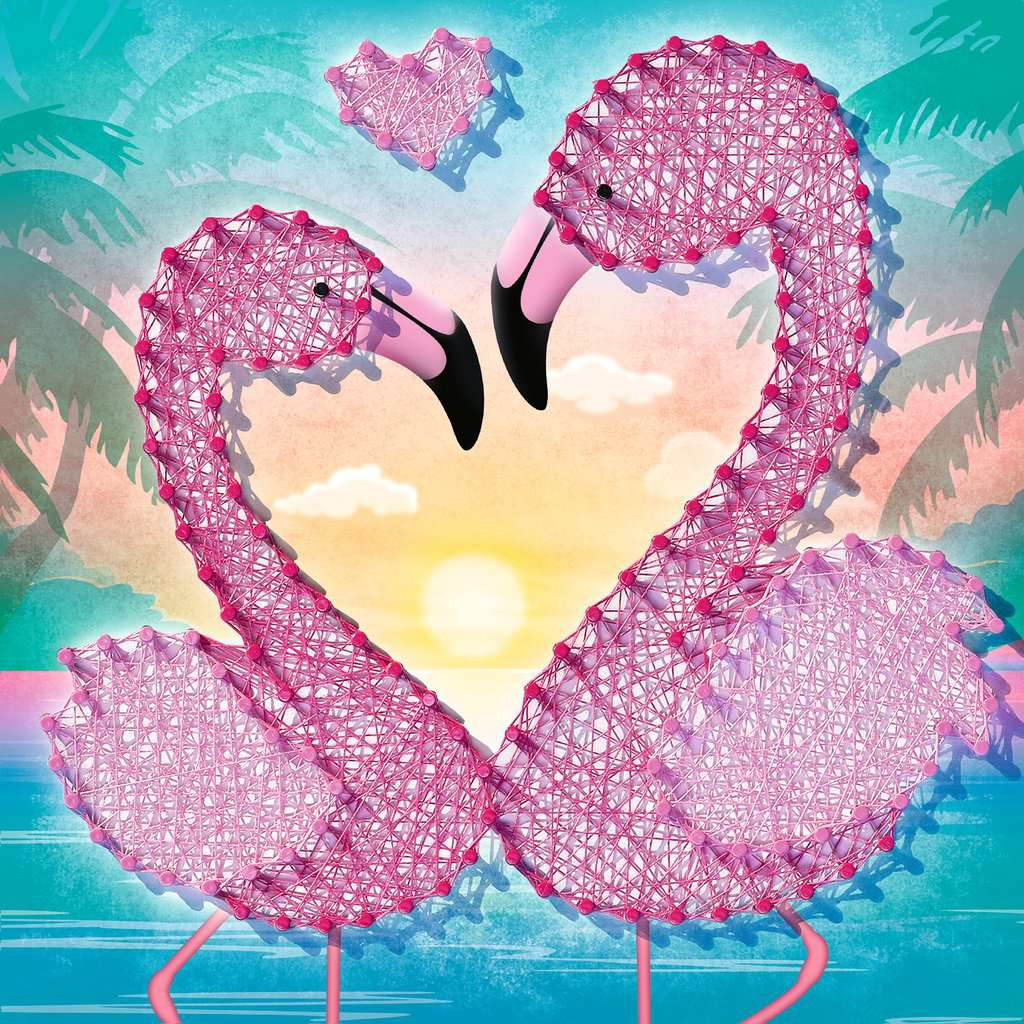 Zwei rosa Flamingos bilden eine Herzform. Ein kleineres Herz und ein Sonnenuntergang im Hintergrund.