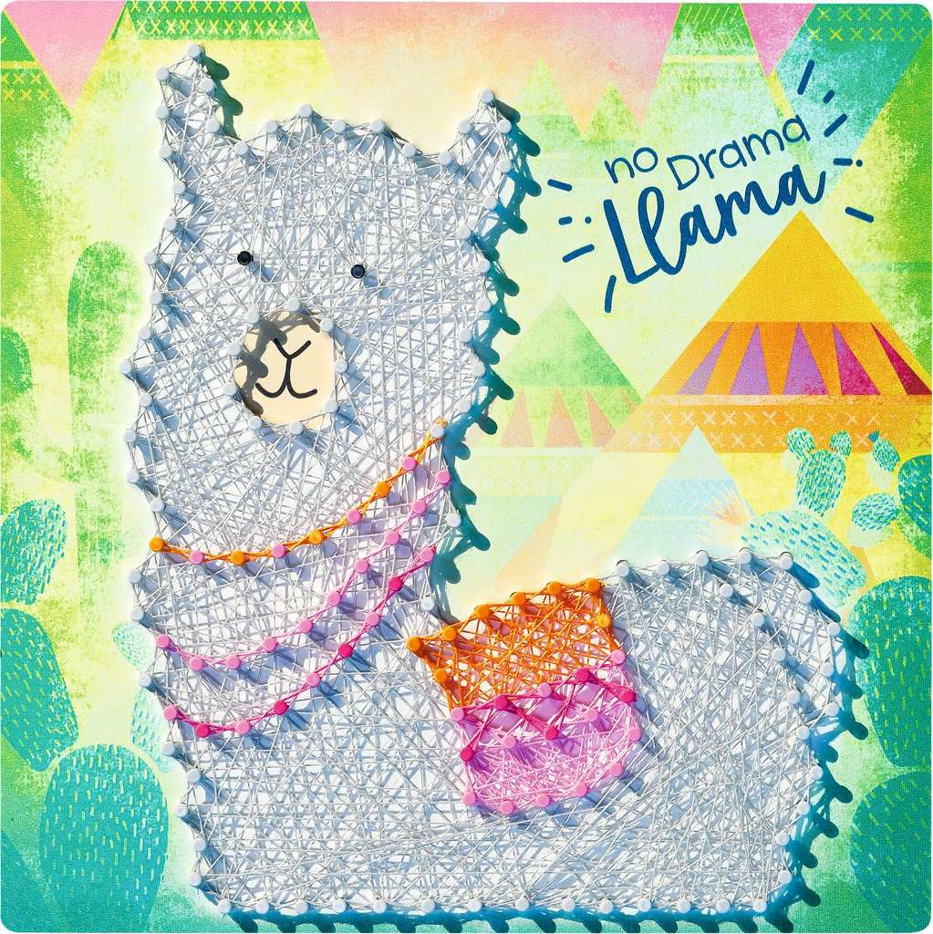 Lama-Kunst mit Saiten-Design und 'No Drama Llama'-Text auf buntem Hintergrund.