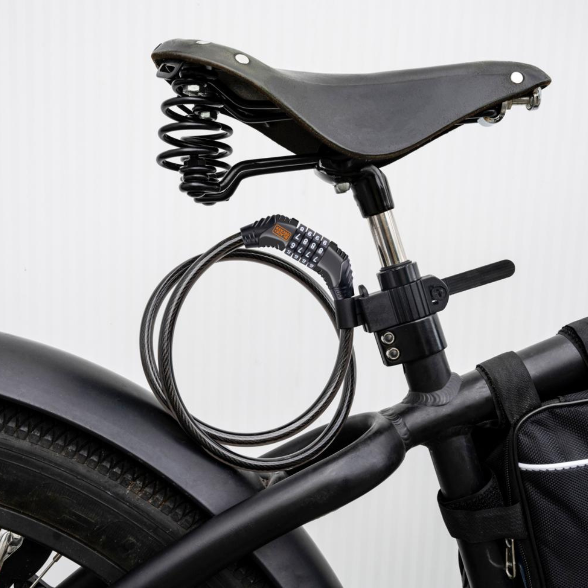 Een zwarte fiets met een cijferslot, vastgemaakt aan een zadel en frame.