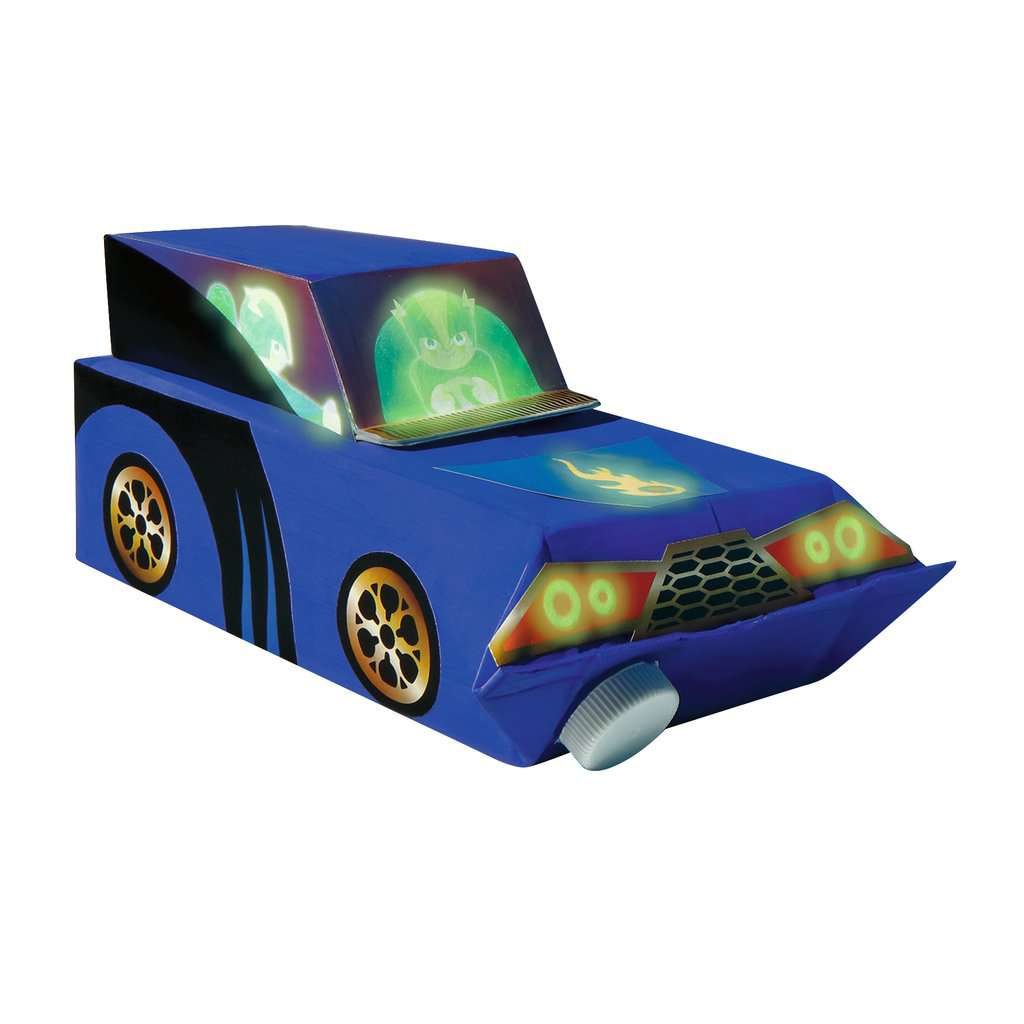 Blaues Spielzeugauto mit leuchtenden Scheinwerfern und Figur. Weißer Hintergrund.