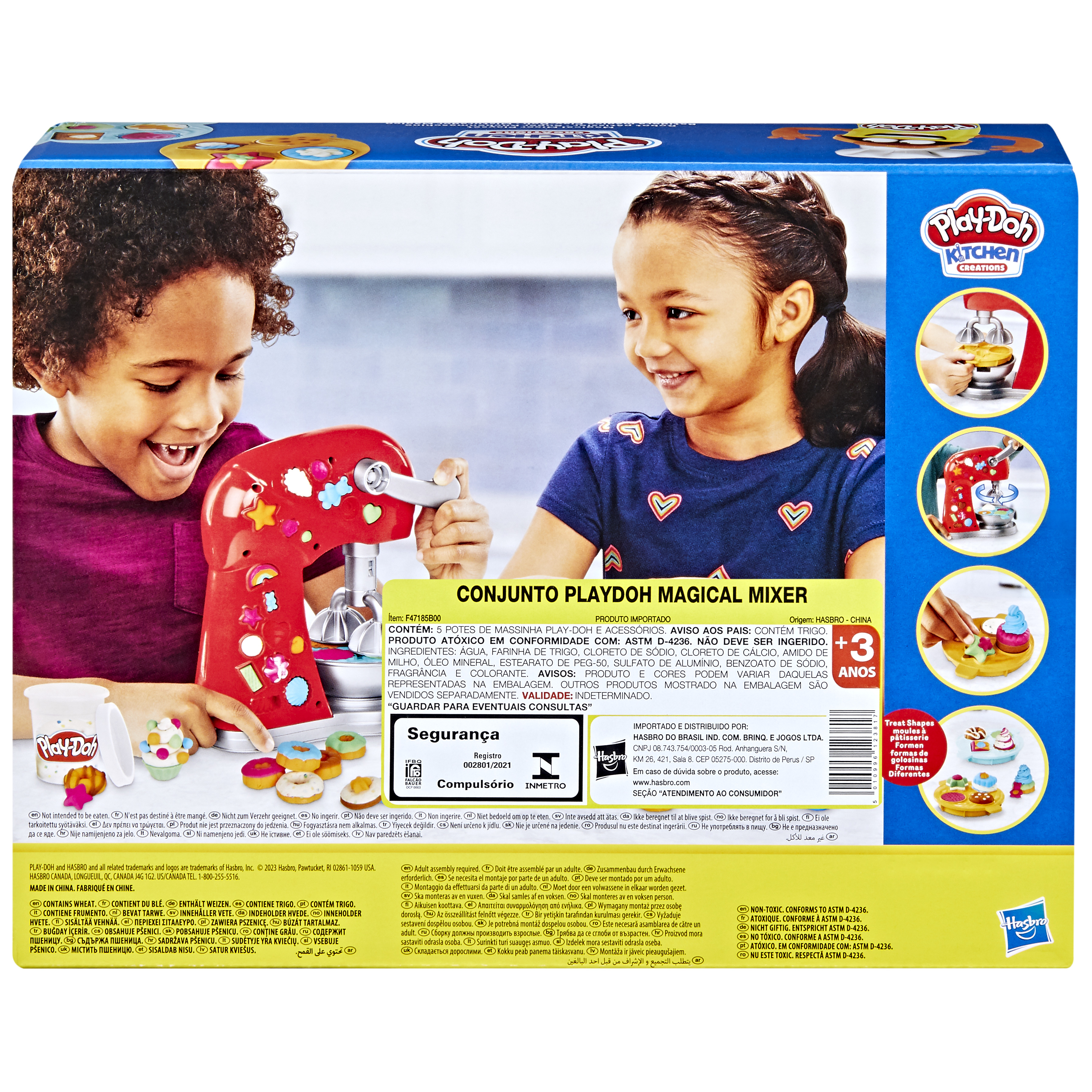 Zwei Kinder spielen mit einem Play-Doh Kitchen Creations Set. Ein Spielzeugmixer und Play-Doh sind zu sehen.