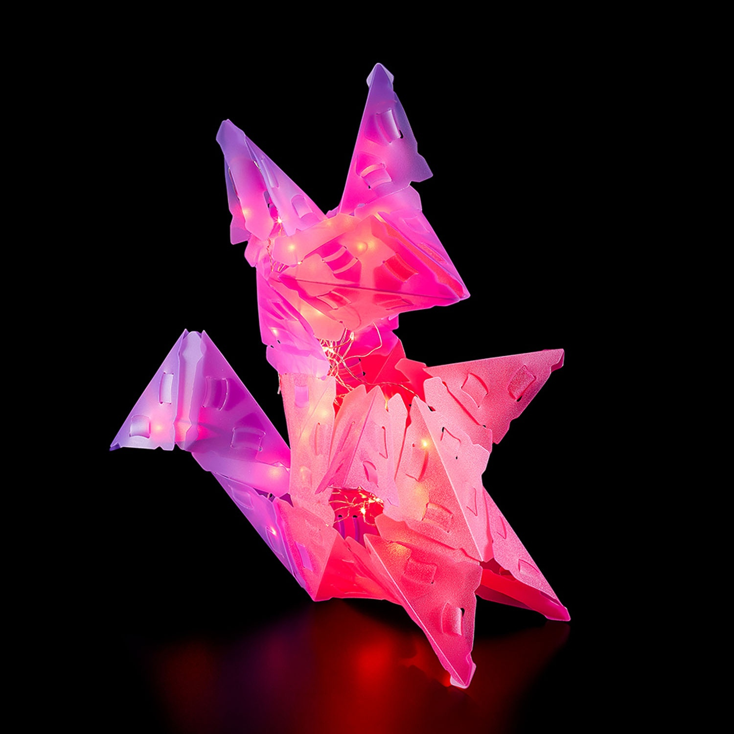 Abstrakte, beleuchtete, rosa und rote geometrische Struktur auf schwarzem Hintergrund.