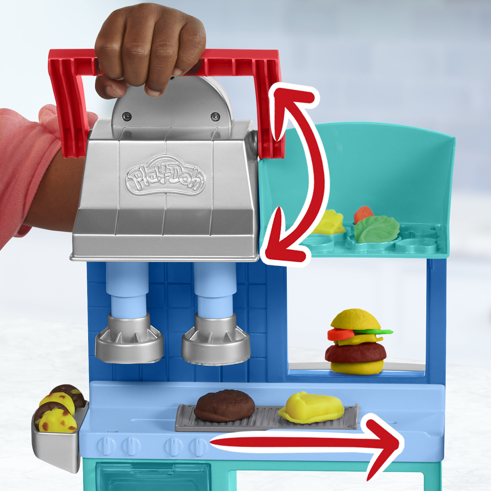 Set per fare hamburger Play-Doh con mano di bambino. Cucina blu e verde acqua, frecce rosse.