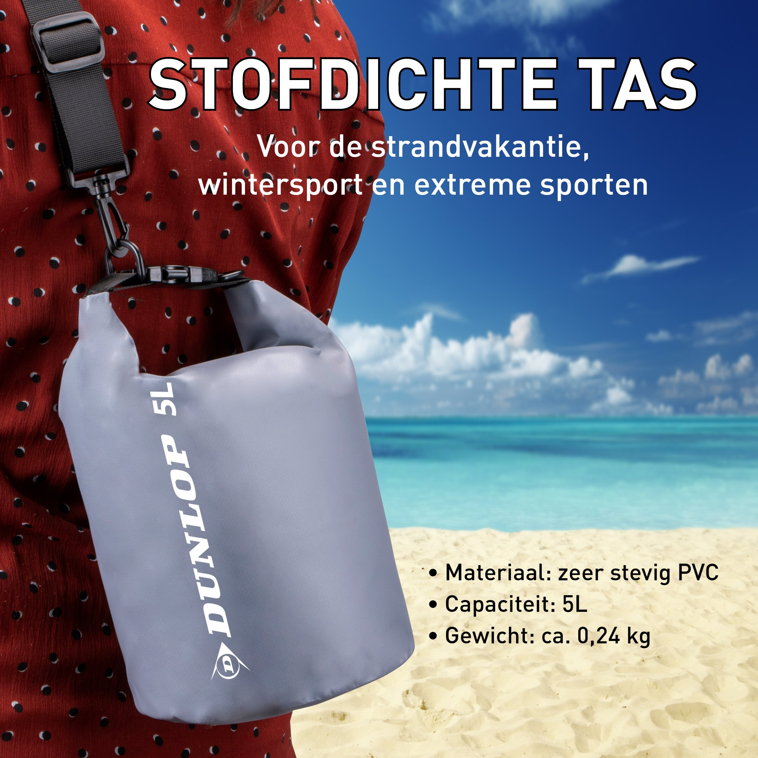 Grijze waterdichte tas, 5L, op iemands schouder. Achtergrond van het strand.