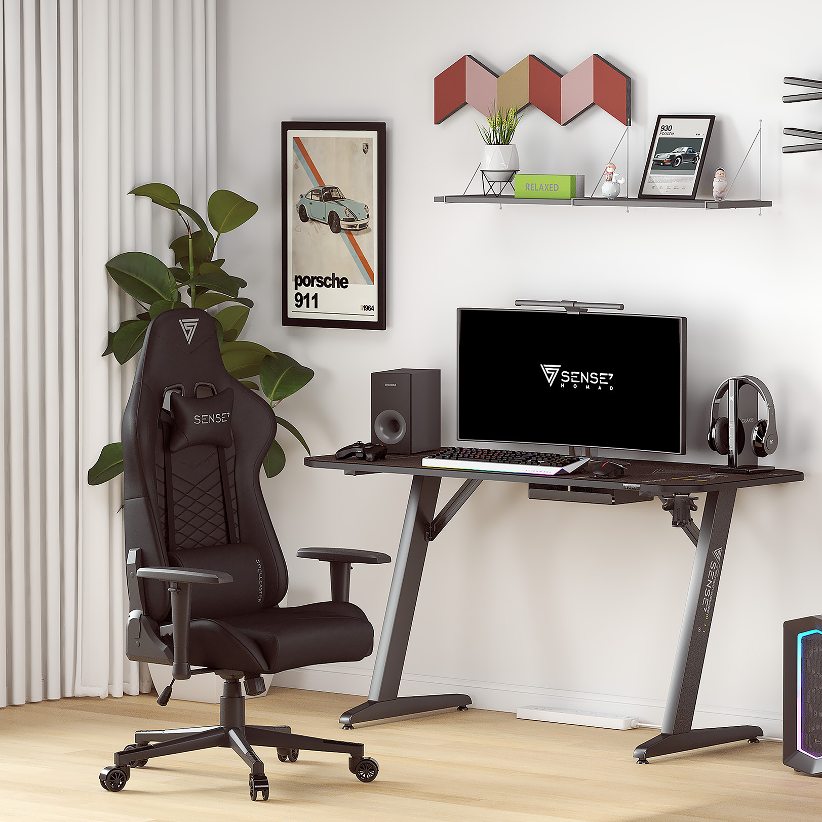 Gaming setup: zwarte stoel, bureau, monitor, luidsprekers en accessoires. Kamer met kunst en plant.