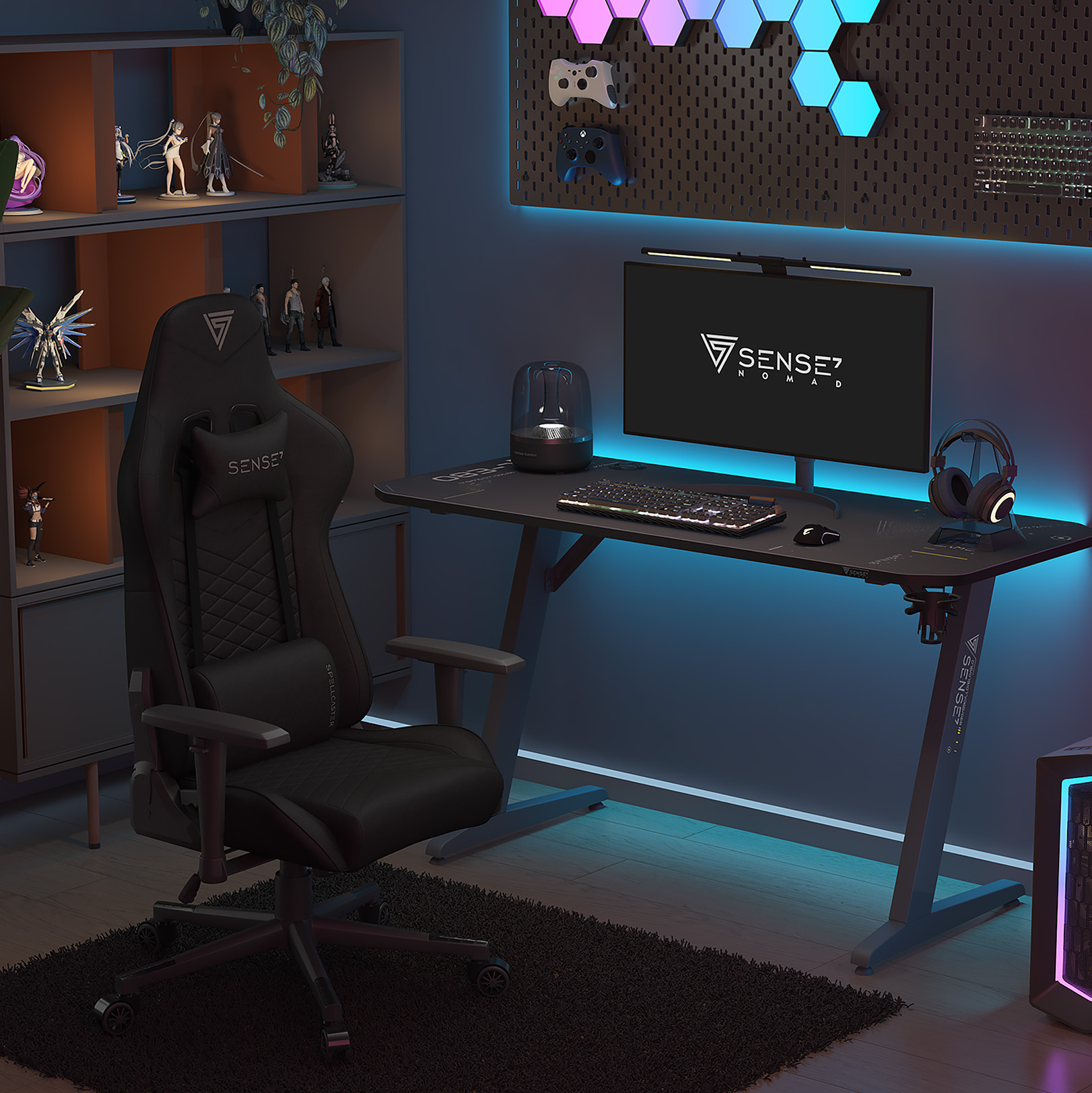 Gaming-opstelling met stoel, bureau, monitor en accessoires, met sfeerverlichting.