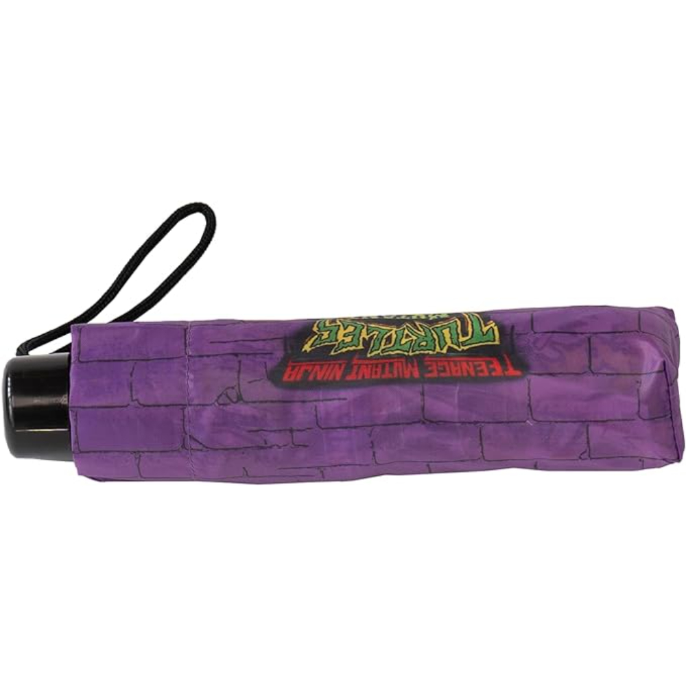 Paraguas morado plegado con el logo de Teenage Mutant Ninja Turtles.