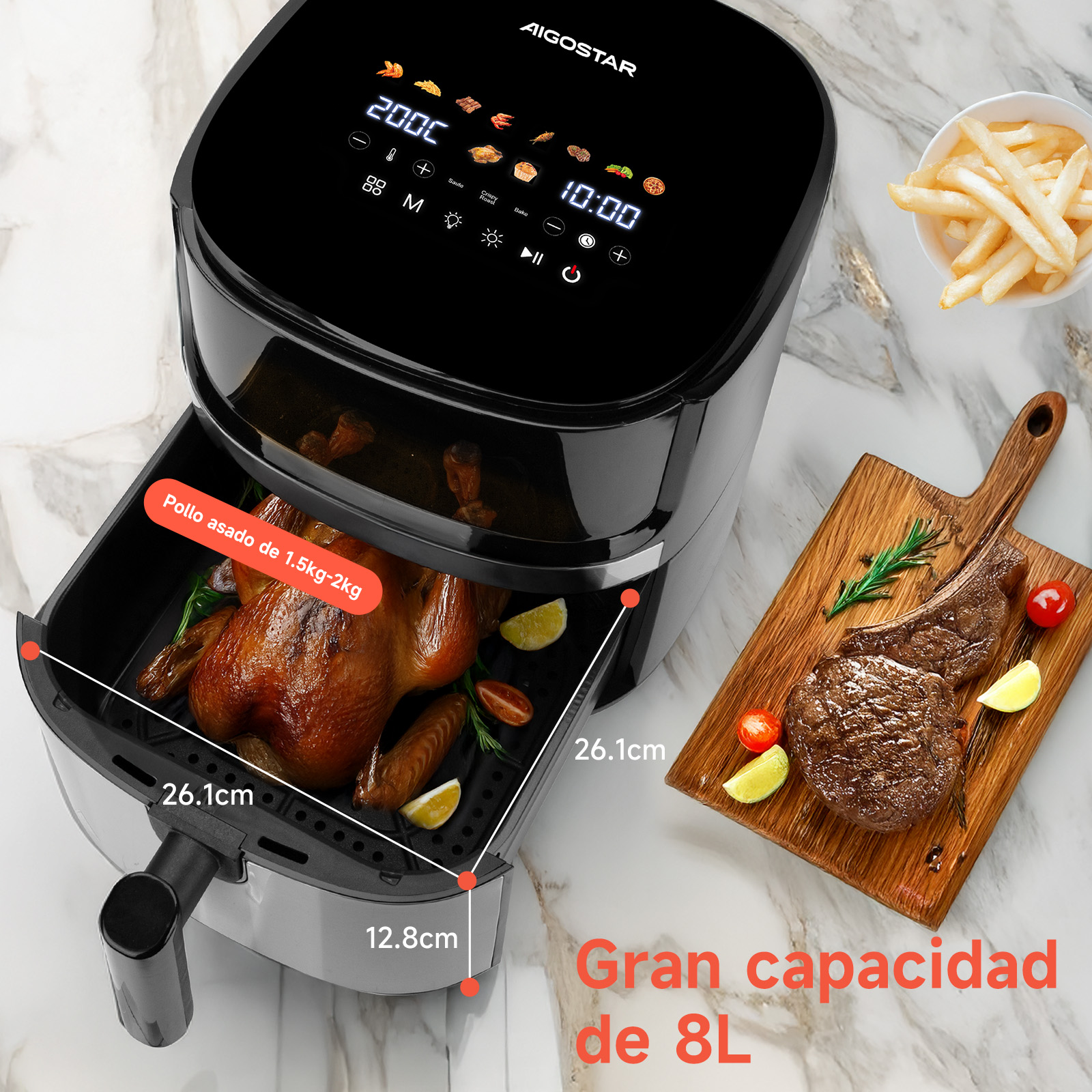 Freidora de aire negra con pollo asado y bistec. Las papas fritas y los limones están a un lado. Texto en español visible.