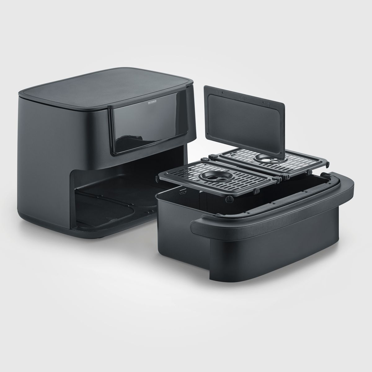 Czarna frytkownica powietrzna z dwiema wyjmowanymi tacami. Pokrywa jest otwarta.