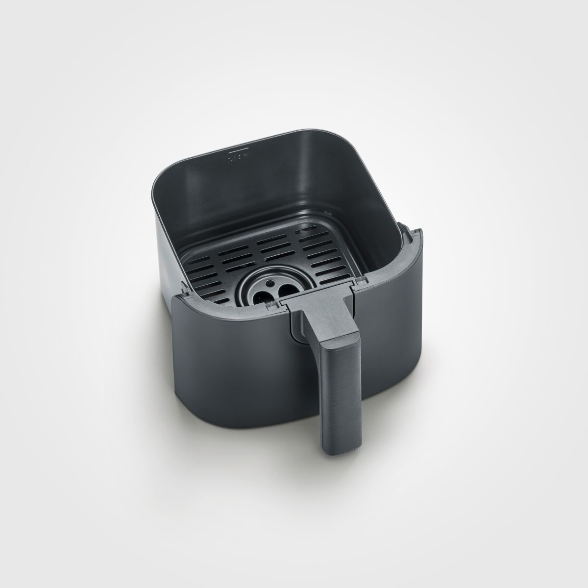 Een lege airfryer-mand op een wit oppervlak. Het is donkergrijs.