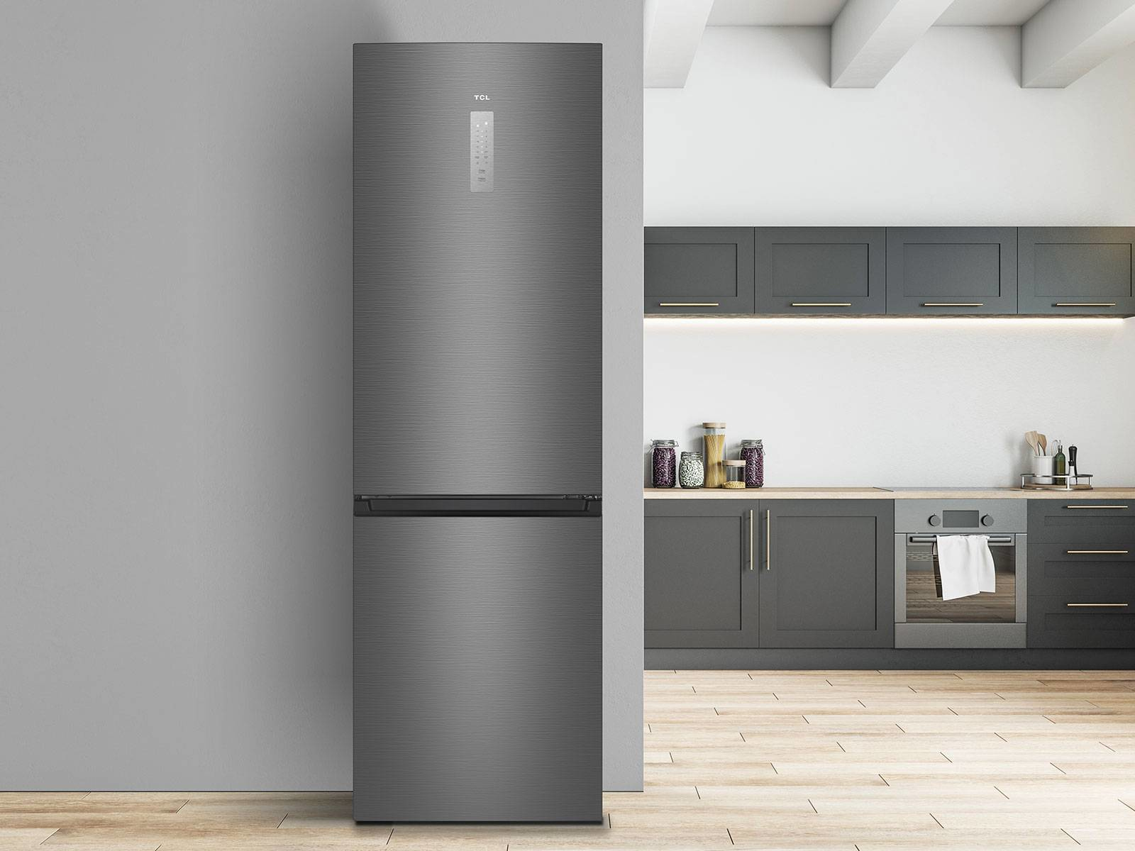 Frigorifero TCL, grigio scuro, due porte, acciaio inossidabile, in una cucina moderna.