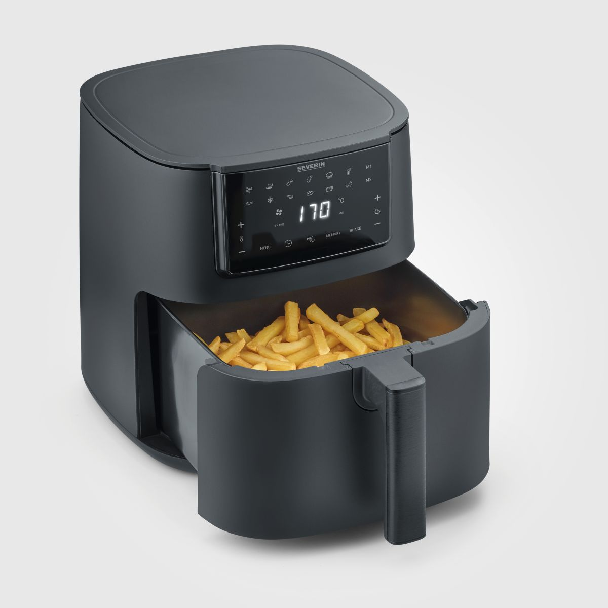 Zwarte airfryer met open lade vol friet. Digitaal display toont 170 graden.