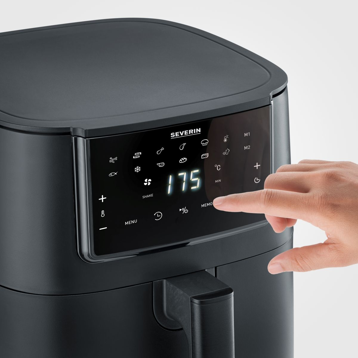 Zwarte airfryer met digitaal display met 175 graden.