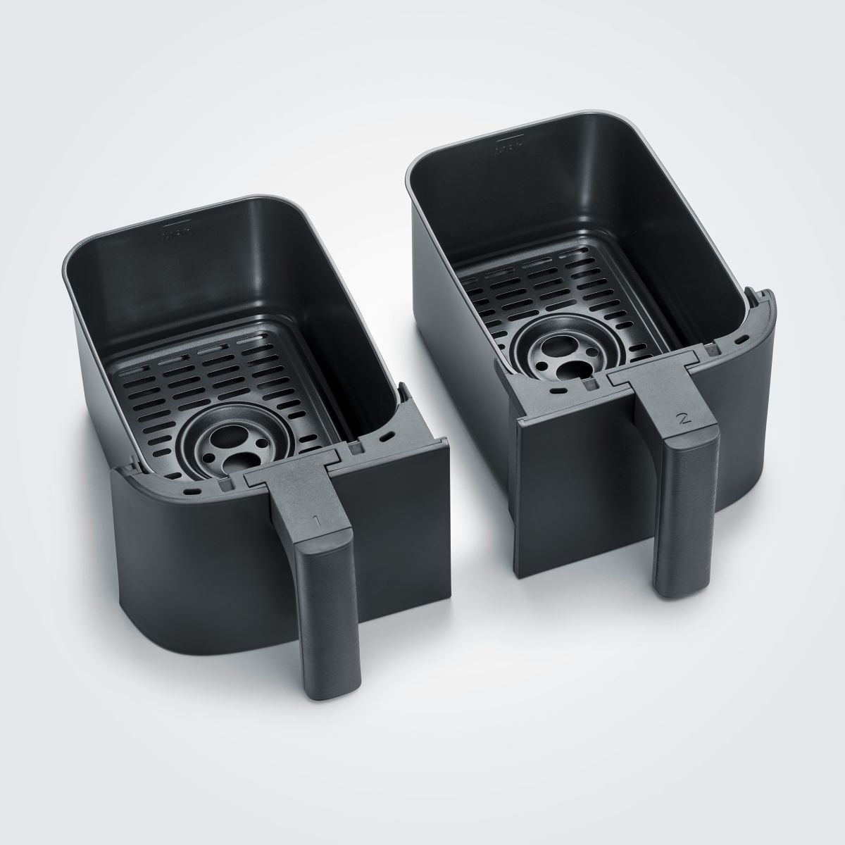 Kosze do frytownicy beztłuszczowej. Dwa czarne kosze z uchwytami. Białe tło.