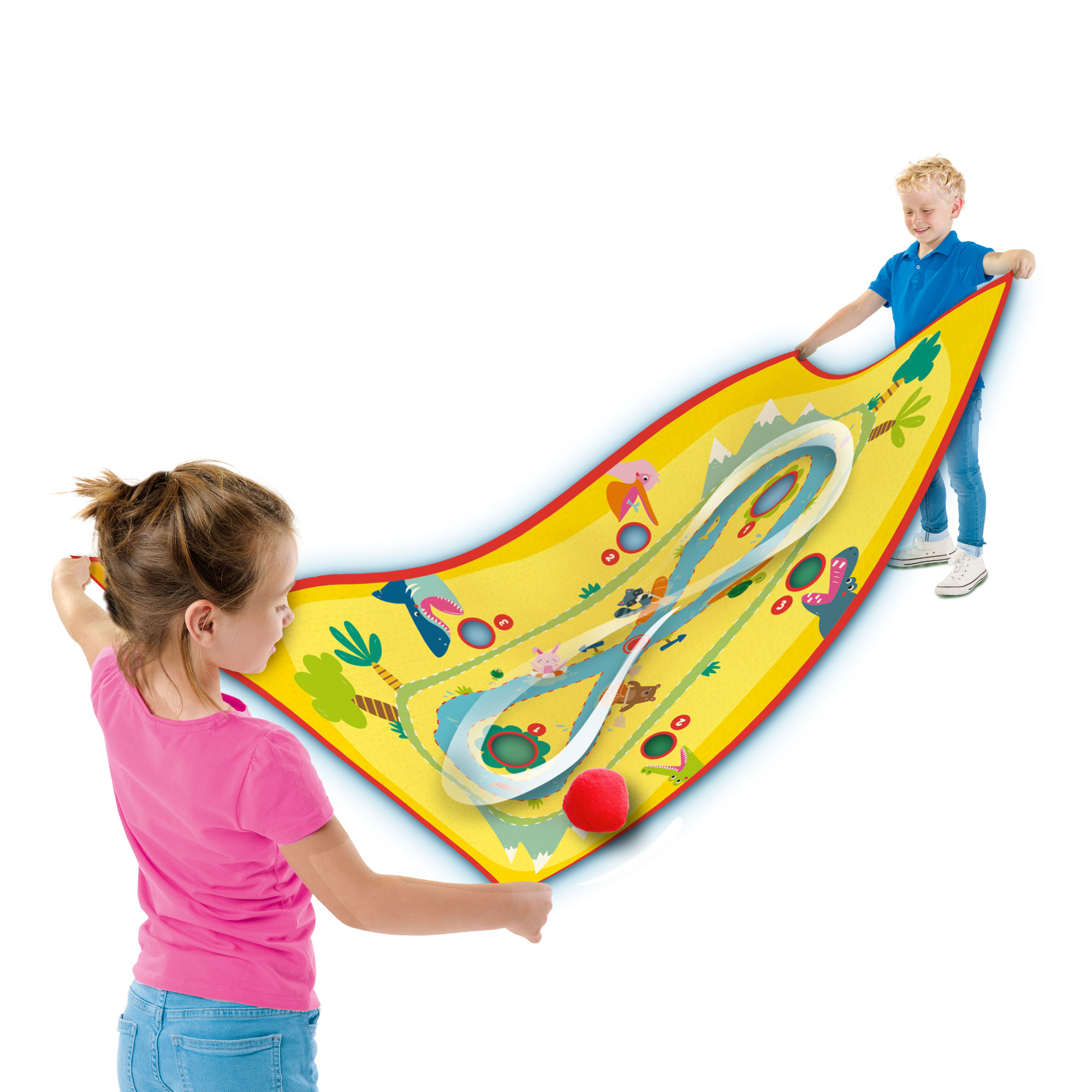 Due bambini che tengono un tappeto gioco giallo con una pista da corsa, una palla rossa ed elementi dei cartoni animati.