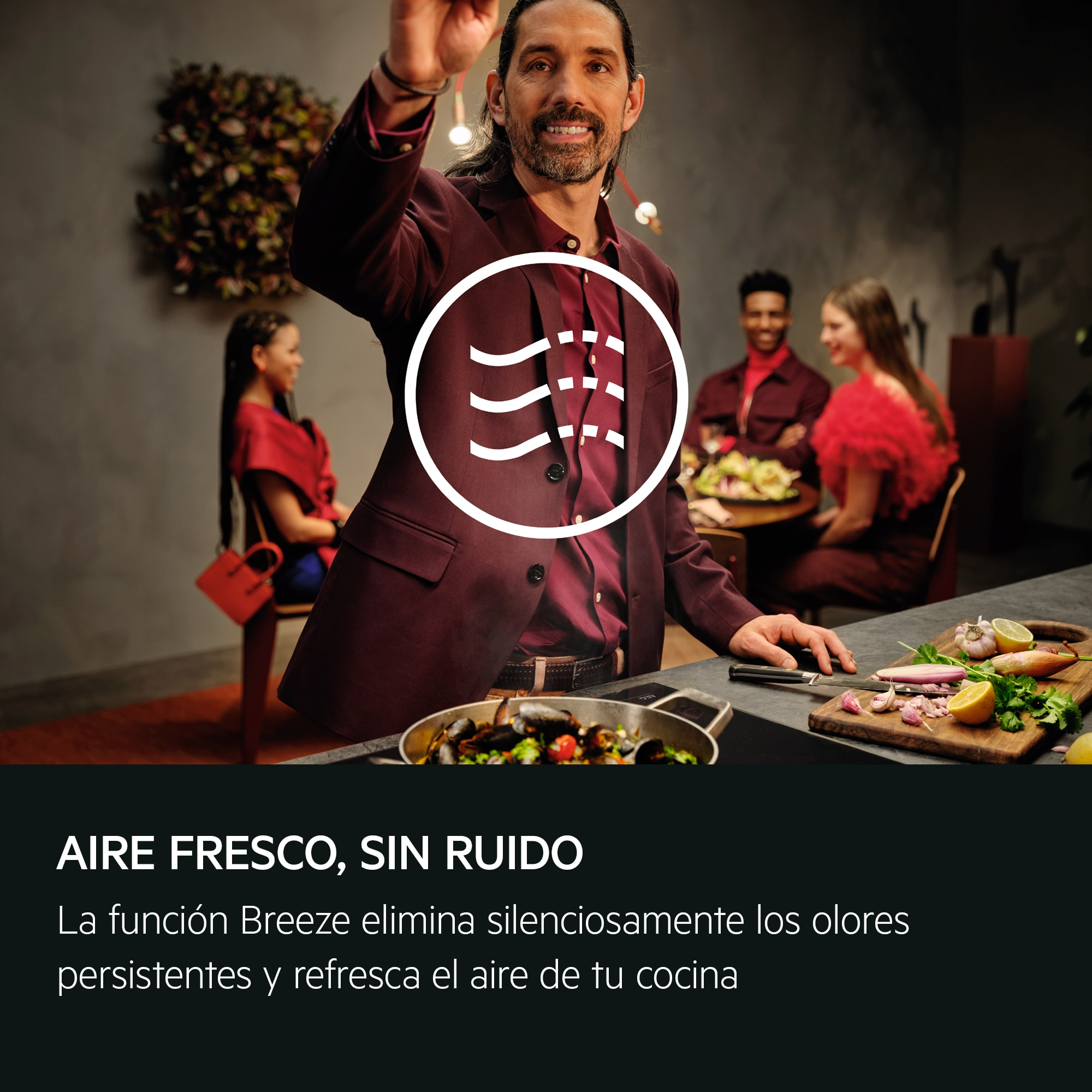 Hombre en traje burdeos, con logo en círculo y texto debajo.
