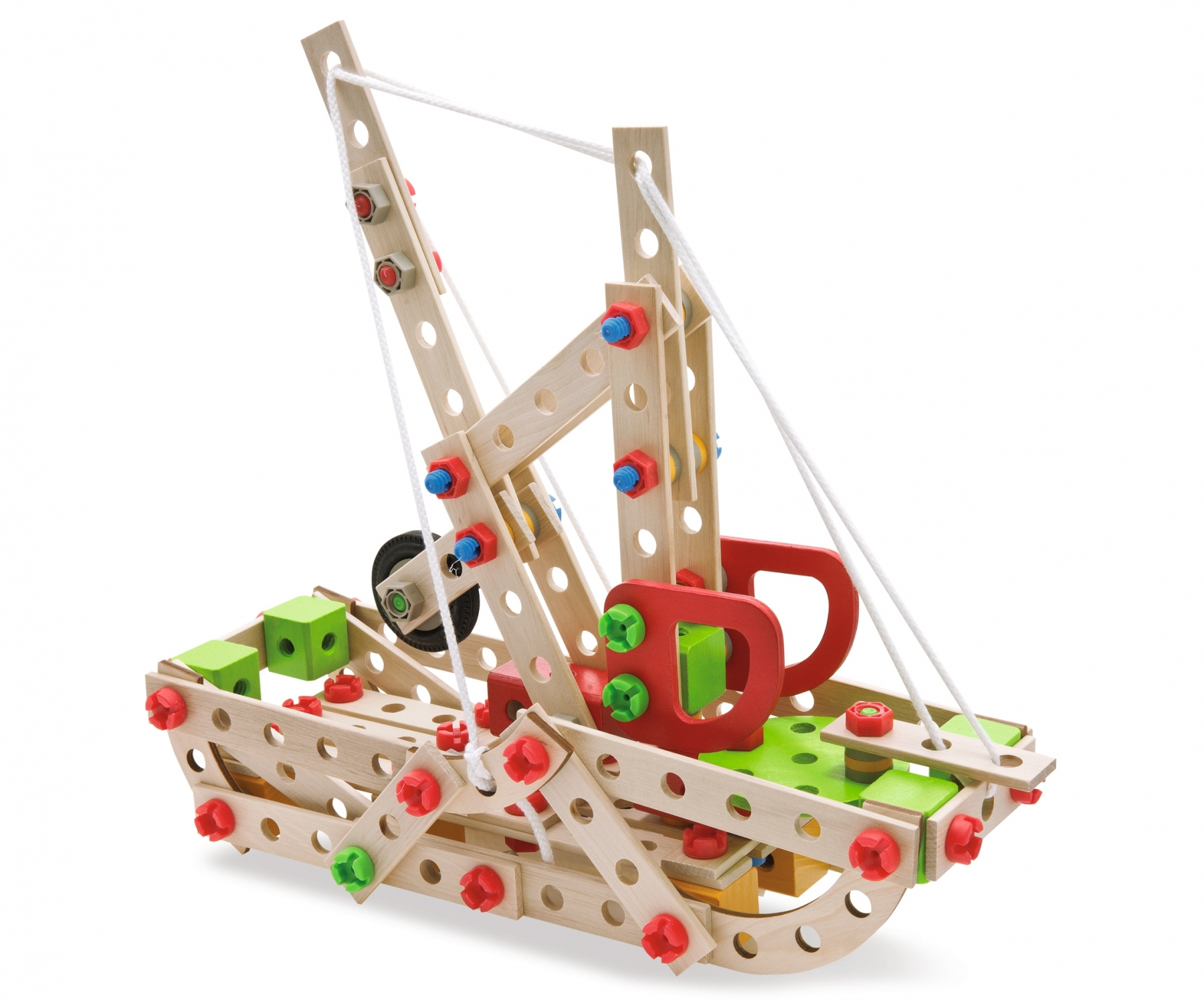 Holzspielzeugboot mit Schrauben und Bolzen, auf weißem Hintergrund.