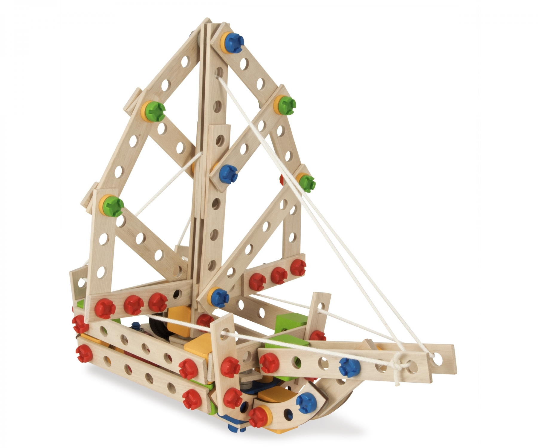 Ein Holzspielzeug-Segelboot mit bunten Verschlüssen und weißen Seilen auf weißem Hintergrund.