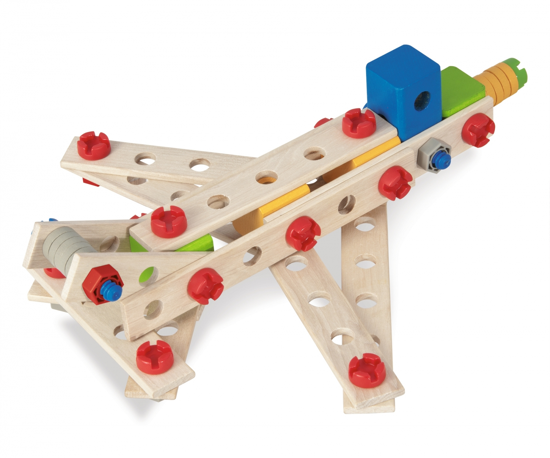 Holzflugzeug-Spielzeug aus Holzstücken, roten Schrauben, blauen und grünen Blöcken, auf weißem Grund.