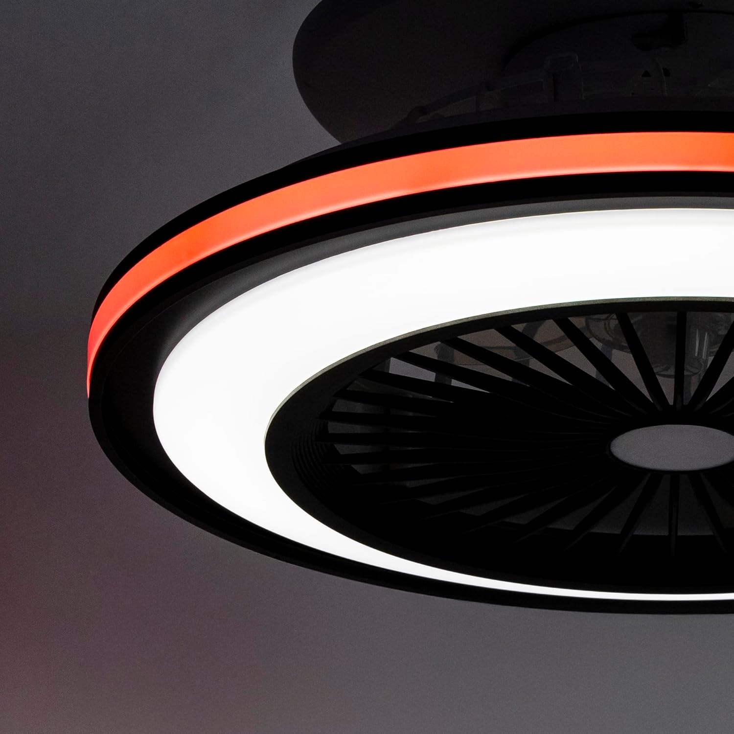 Ventilador de techo con luces rojas y blancas. Aspas negras.