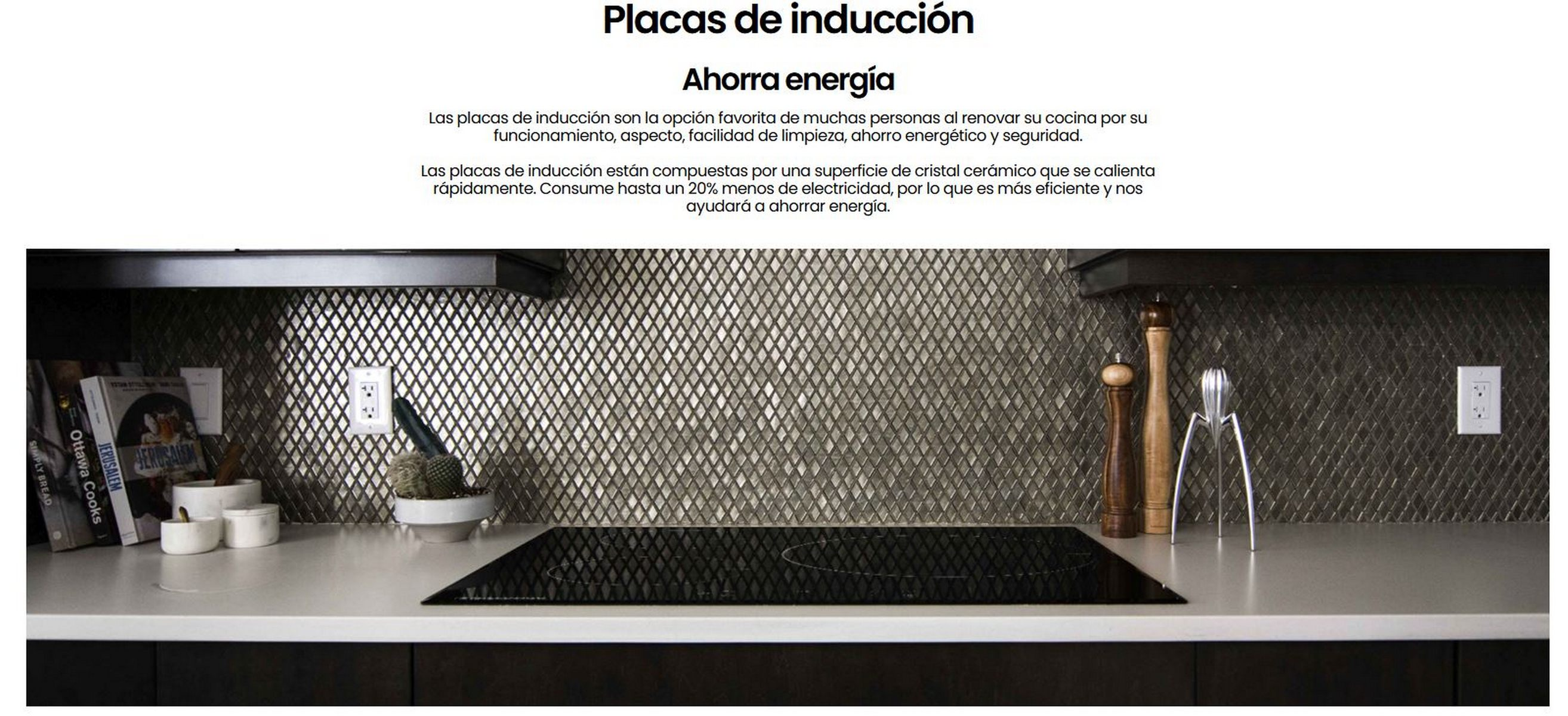 Cocina moderna con vitrocerámica de inducción. Encimera negra. Encimeras blancas. Salpicadero plateado.