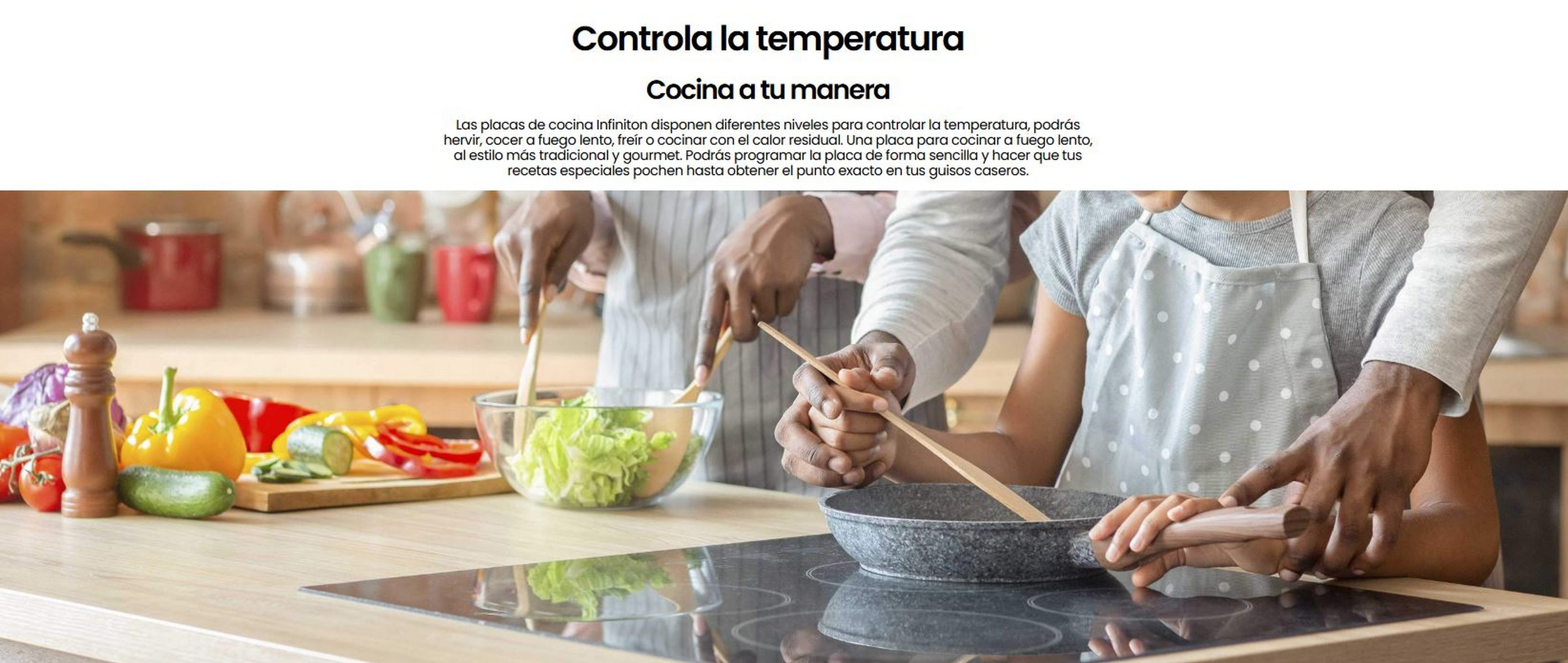 Gente cocinando junta en una cocina, con ingredientes en la encimera.