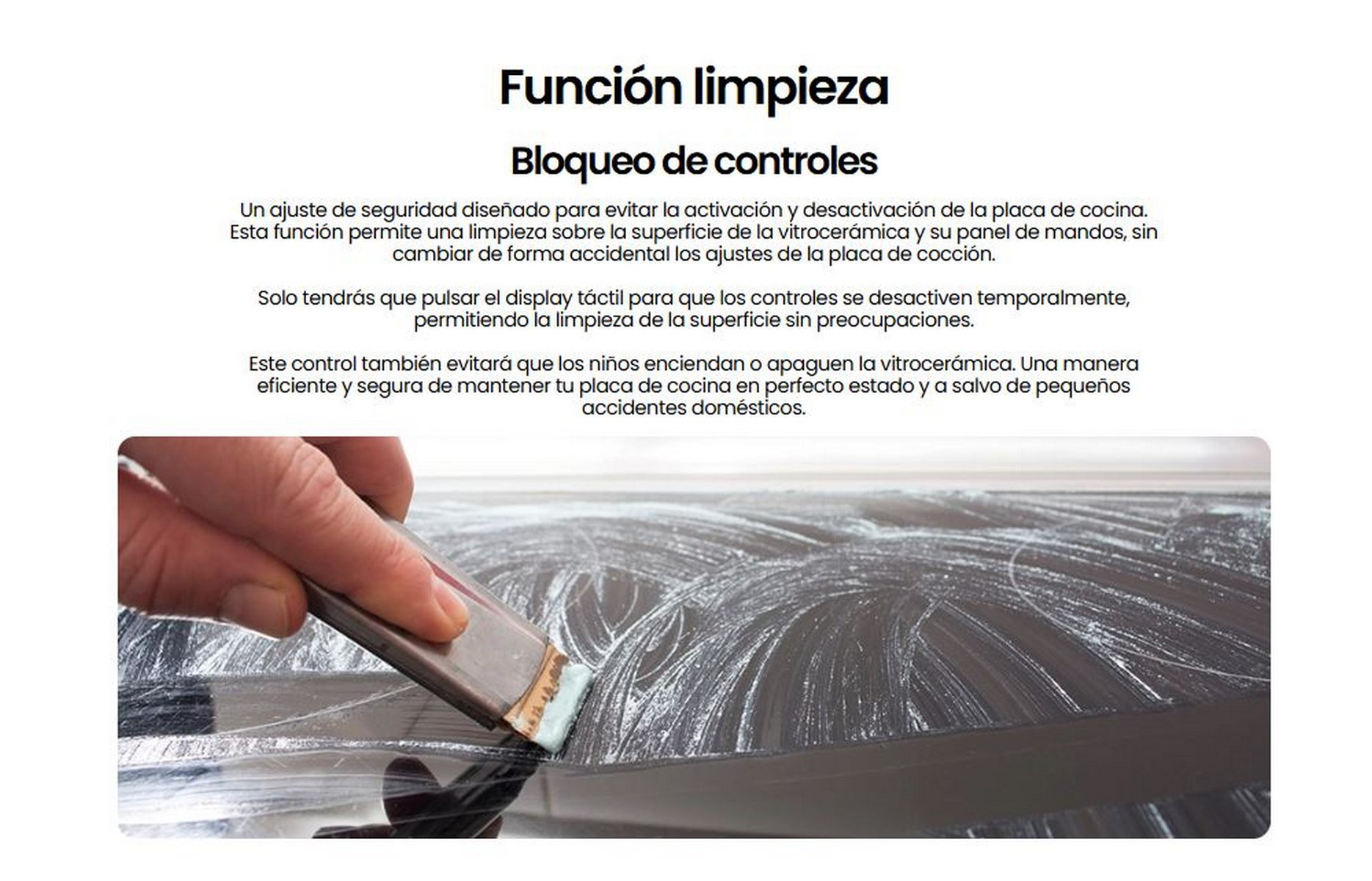 Una mano limpiando una superficie de cerámica negra con una herramienta de limpieza.