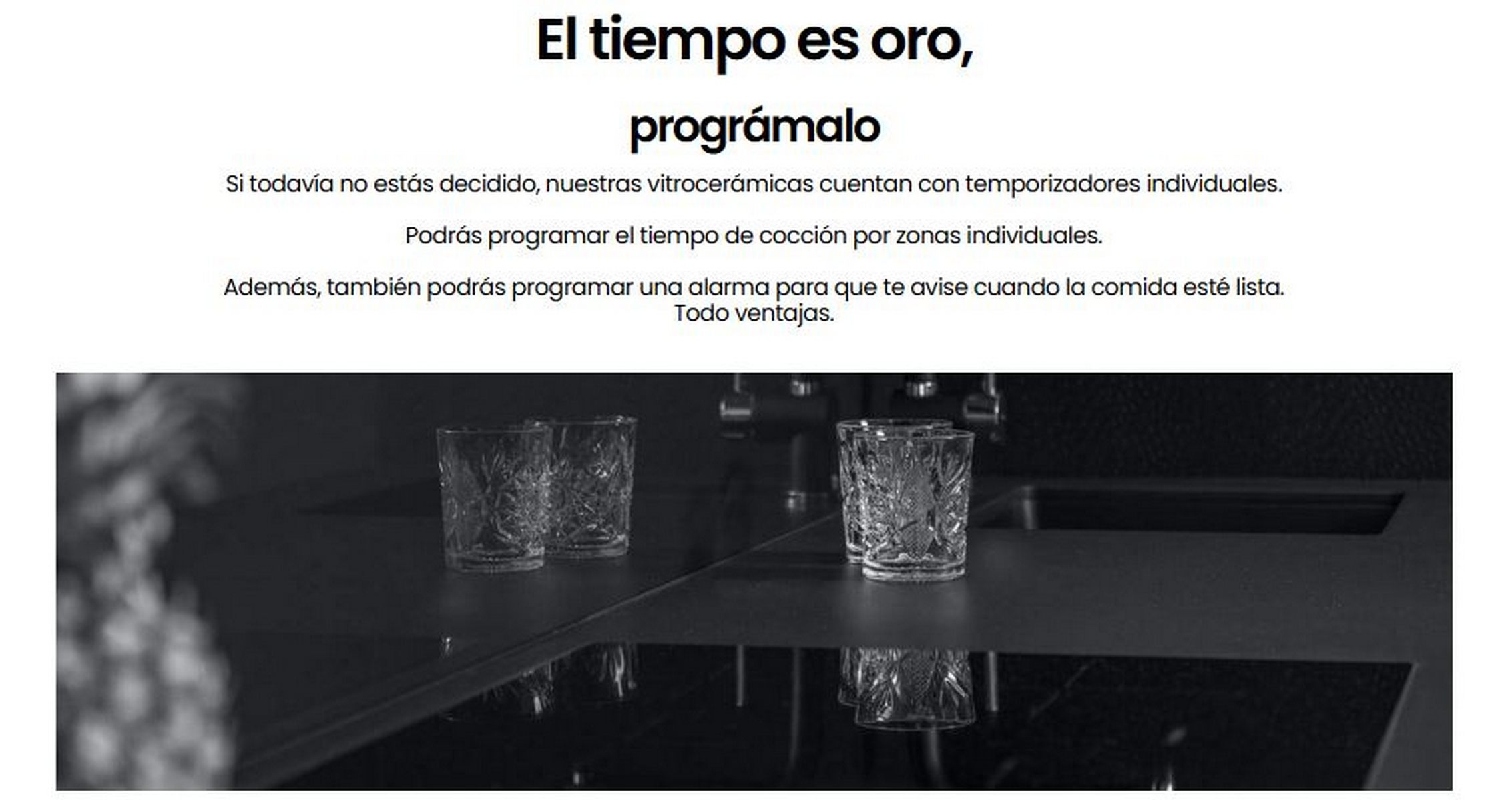 Imagen con texto sobre vitrocerámicas programables. Cuatro vasos sobre una superficie negra brillante. Fondo blanco.