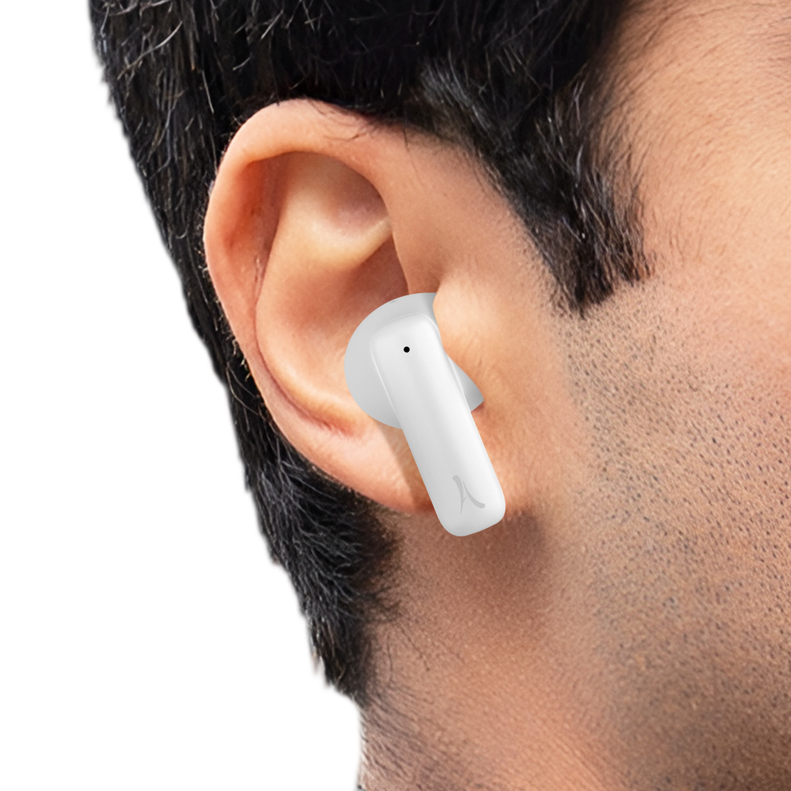 Auricolare bianco nell'orecchio. Capelli scuri e orecchio della persona sono a fuoco.