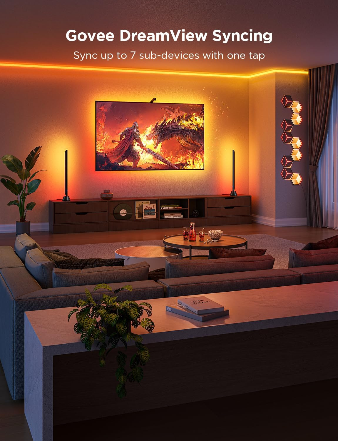 Een woonkamer met een tv aan de muur, verlicht door gekleurde lichten van een Govee-systeem.