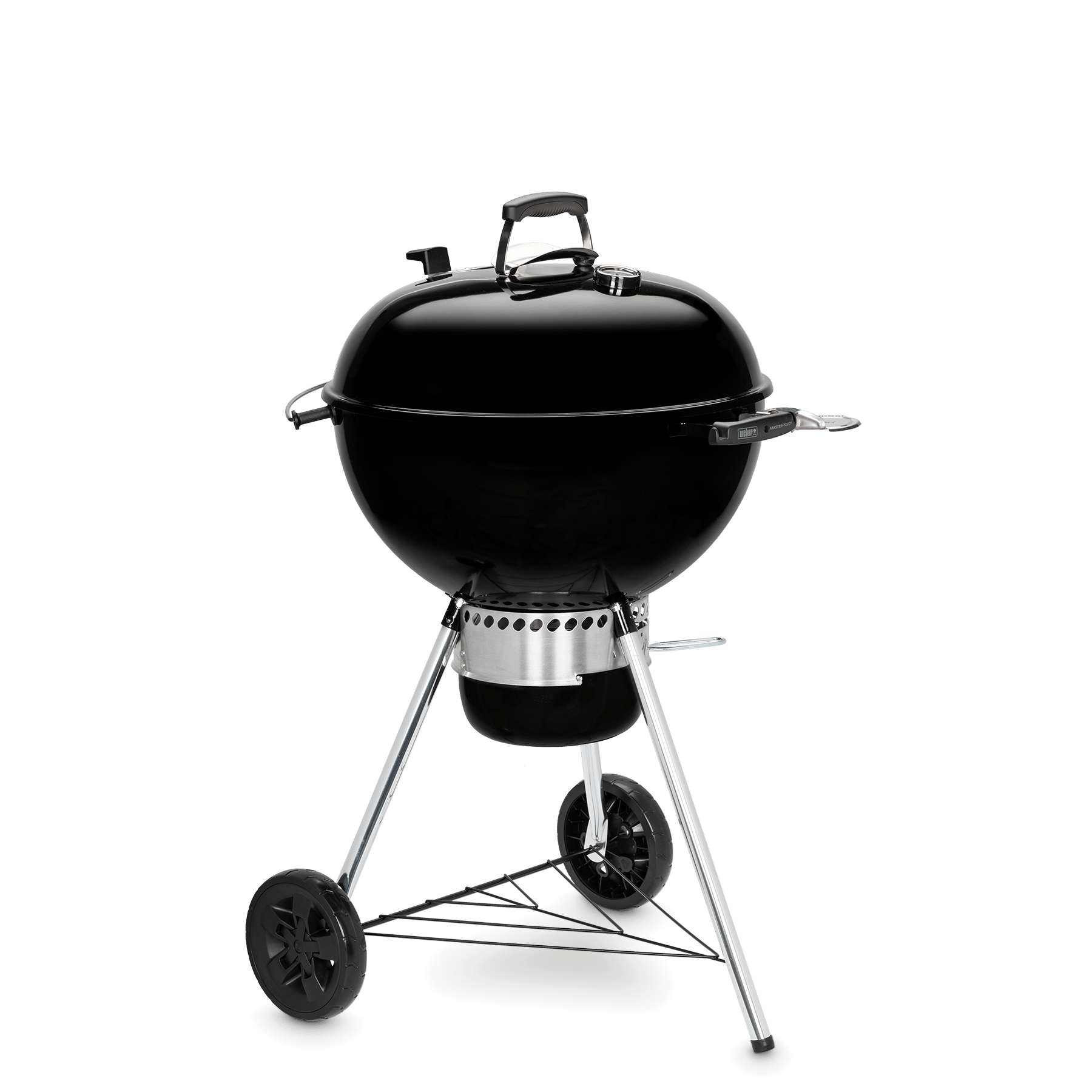 Czarny grill Weber na czarnym tle. Ma srebrną podstawę i kółka. Górna część jest zaokrąglona.