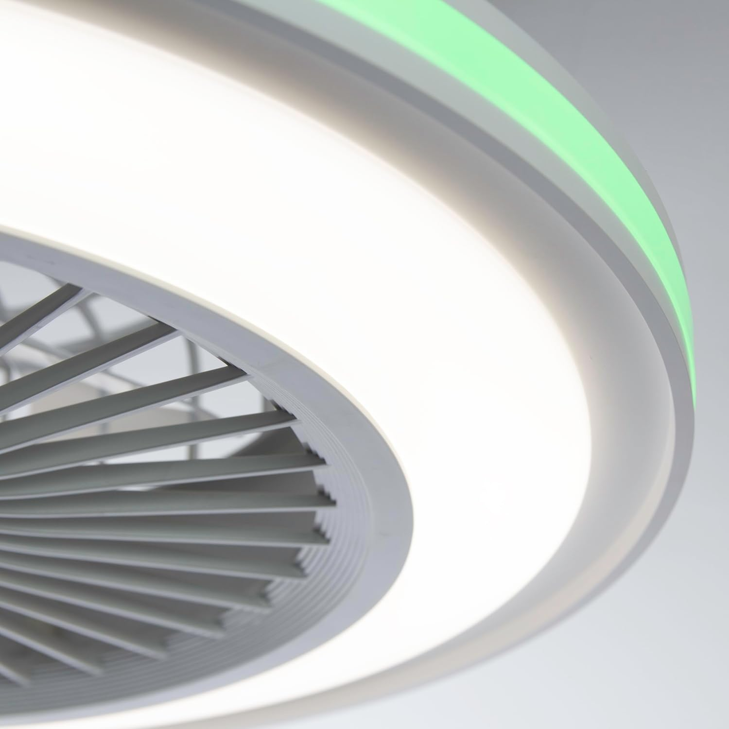 Ventilador de techo con aspas blancas, un anillo de luz blanco y una sección de luz verde.