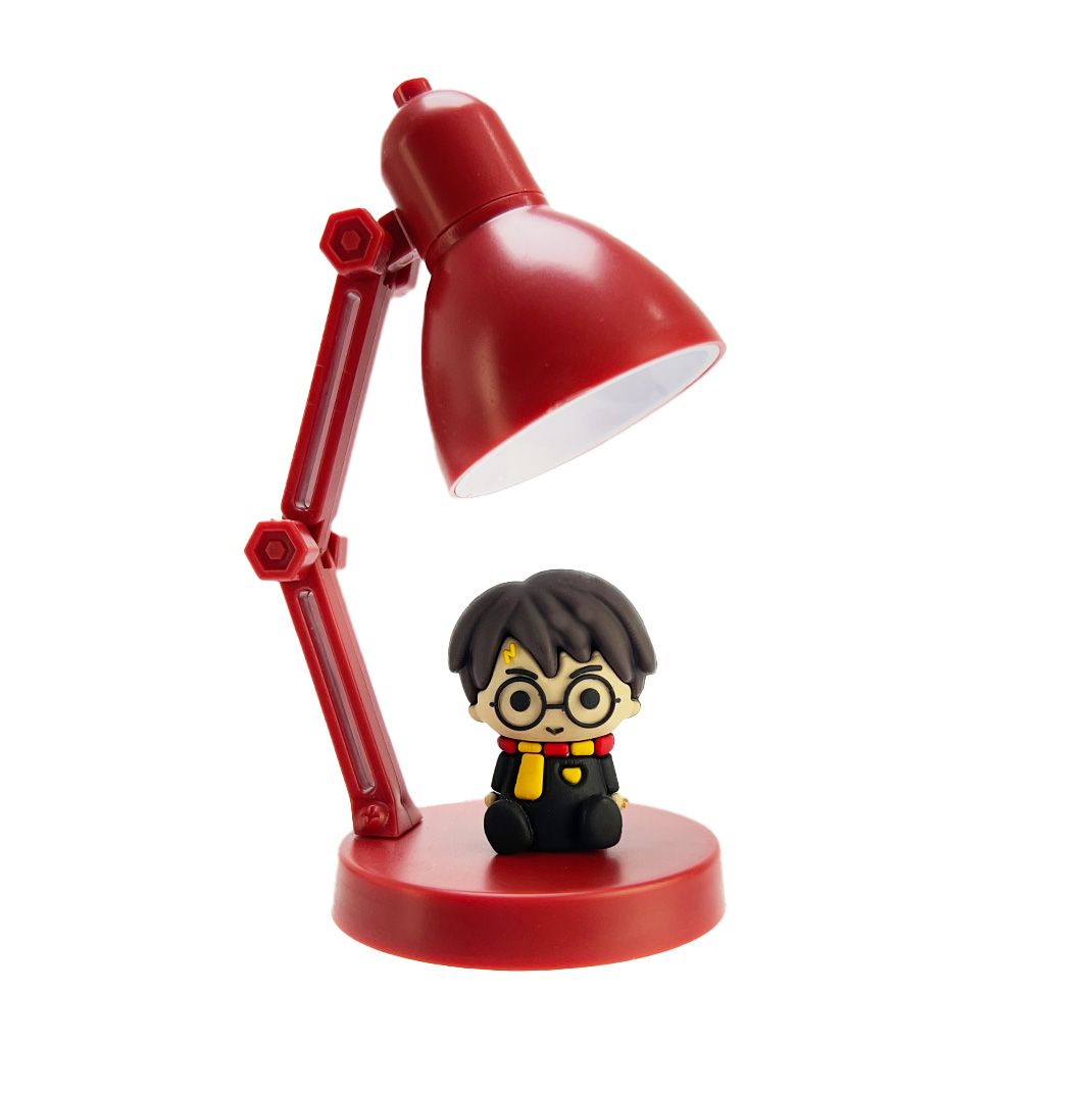 Rode bureaulamp boven een Harry Potter-figuur, op een rode basis.
