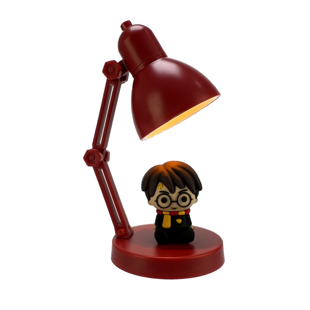 Rode bureaulamp met Harry Potter-figuur eronder. Rode lampvoet en kap. Witte achtergrond.