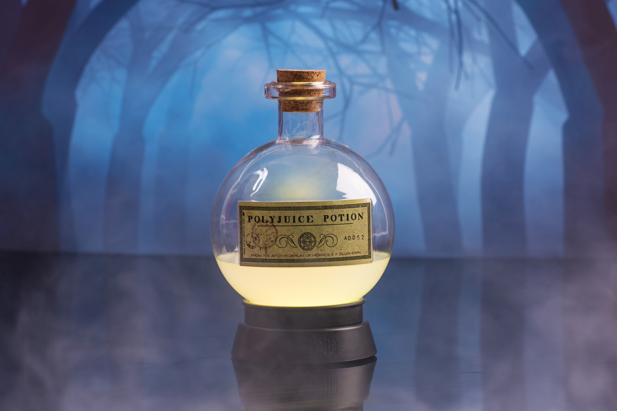 Polyjuice Potion fles, heldere vloeistof, met kurk, op een standaard. Bos achtergrond.