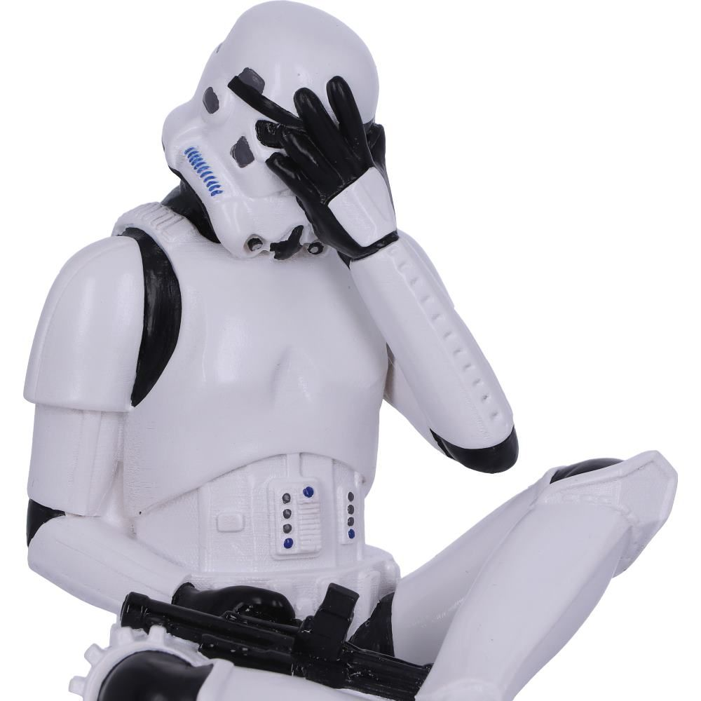Stormtrooper figuur zittend, hand op gezicht. Zwart en wit met een witte achtergrond.