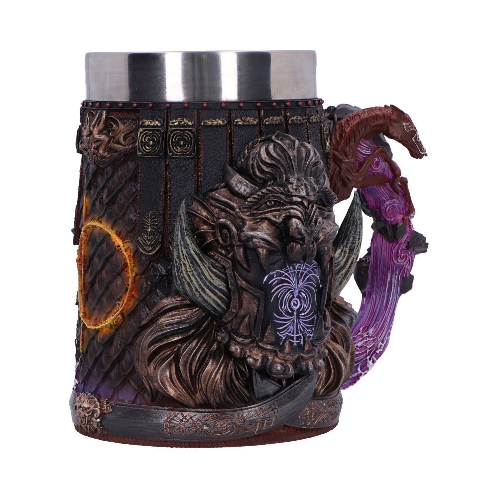 Een decoratieve mok met een monsterthema en een zilveren rand. Handvat is paars.