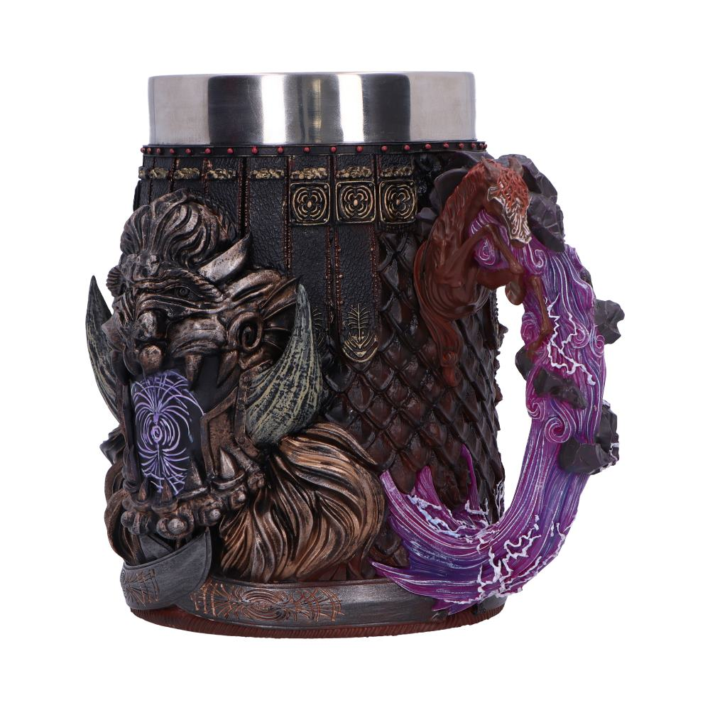 Fantasy mok met draakachtige figuur, paarse vlam en metalen rand. Gedetailleerd, donkere kleuren met gebeeldhouwd ontwerp.