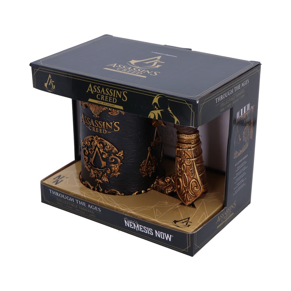 Een Assassin's Creed verzamelobject met een zwart en goud ontwerp in een doos. De doos is ook zwart en goud.