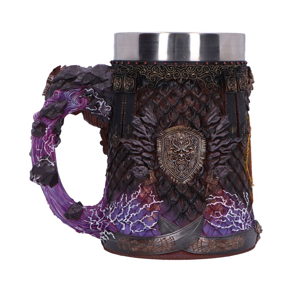 Een decoratieve mok met een draak thema. Het heeft een drakenkop handvat en paarse accenten.