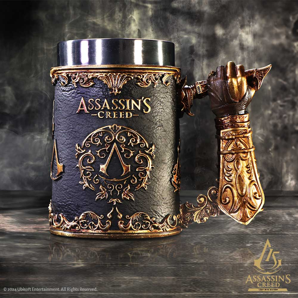Assassin's Creed bierpul met handvormig handvat en gedetailleerd ontwerp.