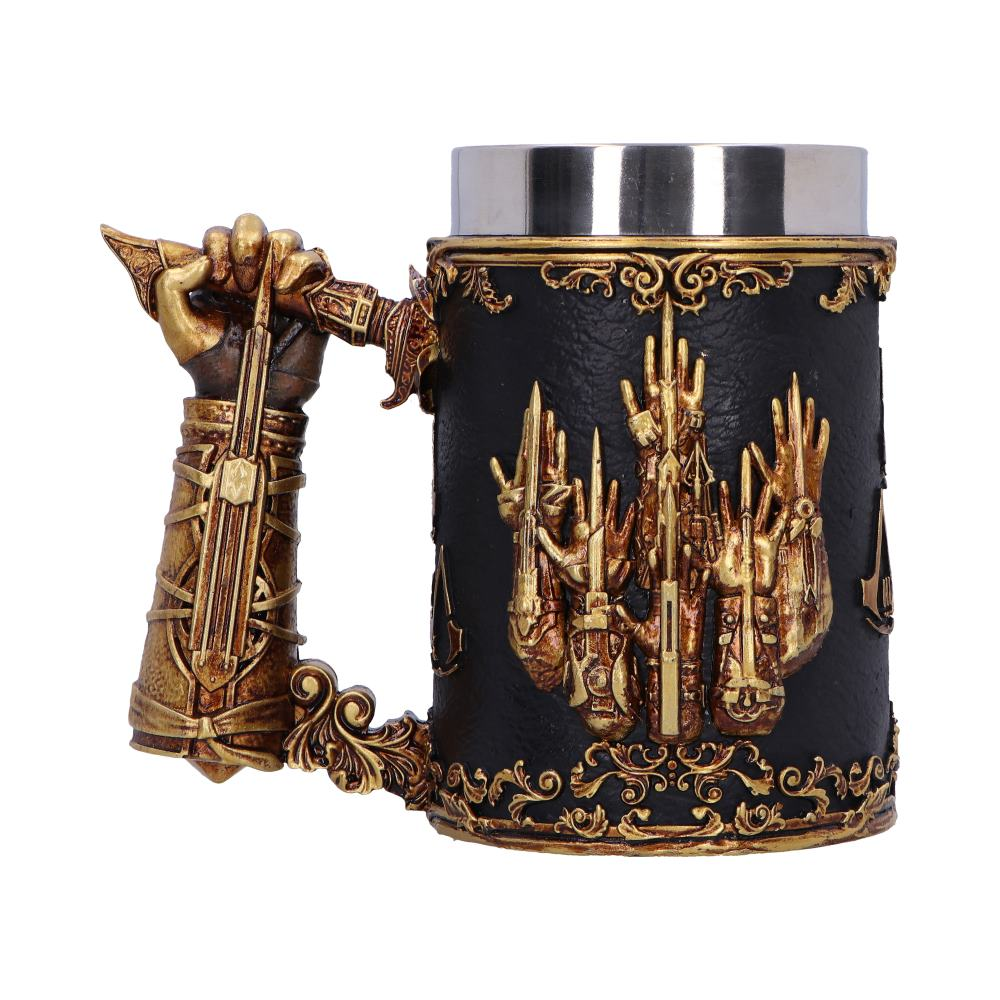 Een mok met een gouden hand die een zwaard vasthoudt en een gedetailleerd zwart en goud ontwerp.