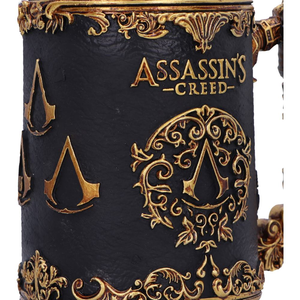 Assassin's Creed mok. Zwart met gouden accenten en logo's. Voorzien van het logo van de game en sierlijke details.