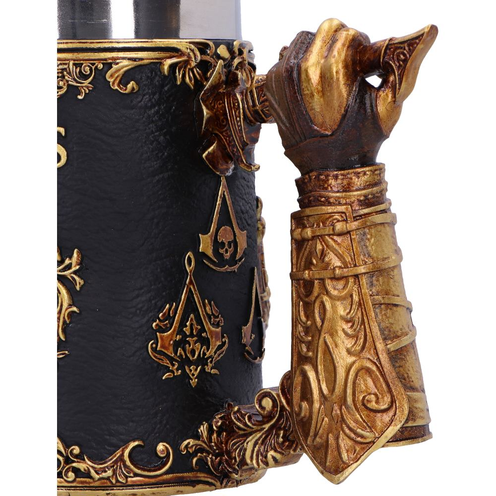 Zwarte mok met gouden accenten en handvormig handvat, met Assassin's Creed symbolen.