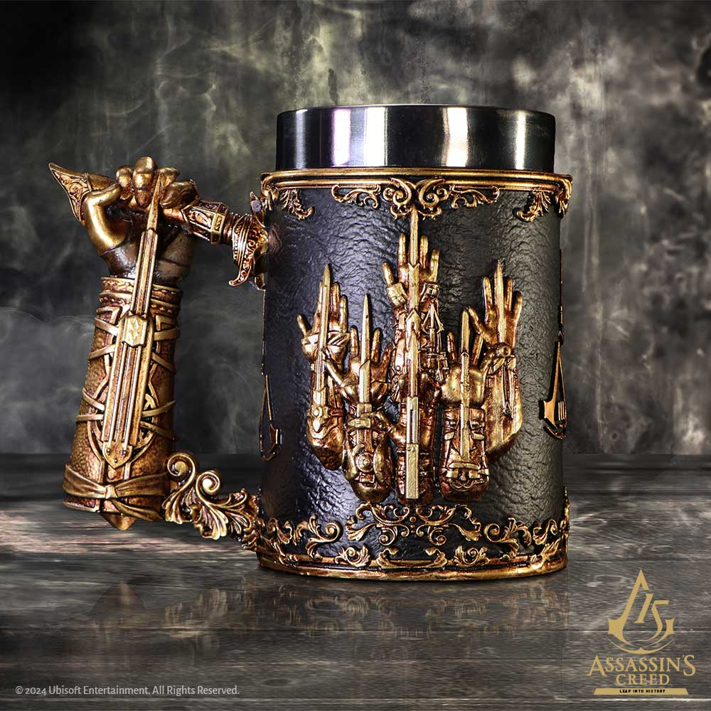 Assassin's Creed-mok met een gedetailleerde handgreep, goud en zwart ontwerp en logo.