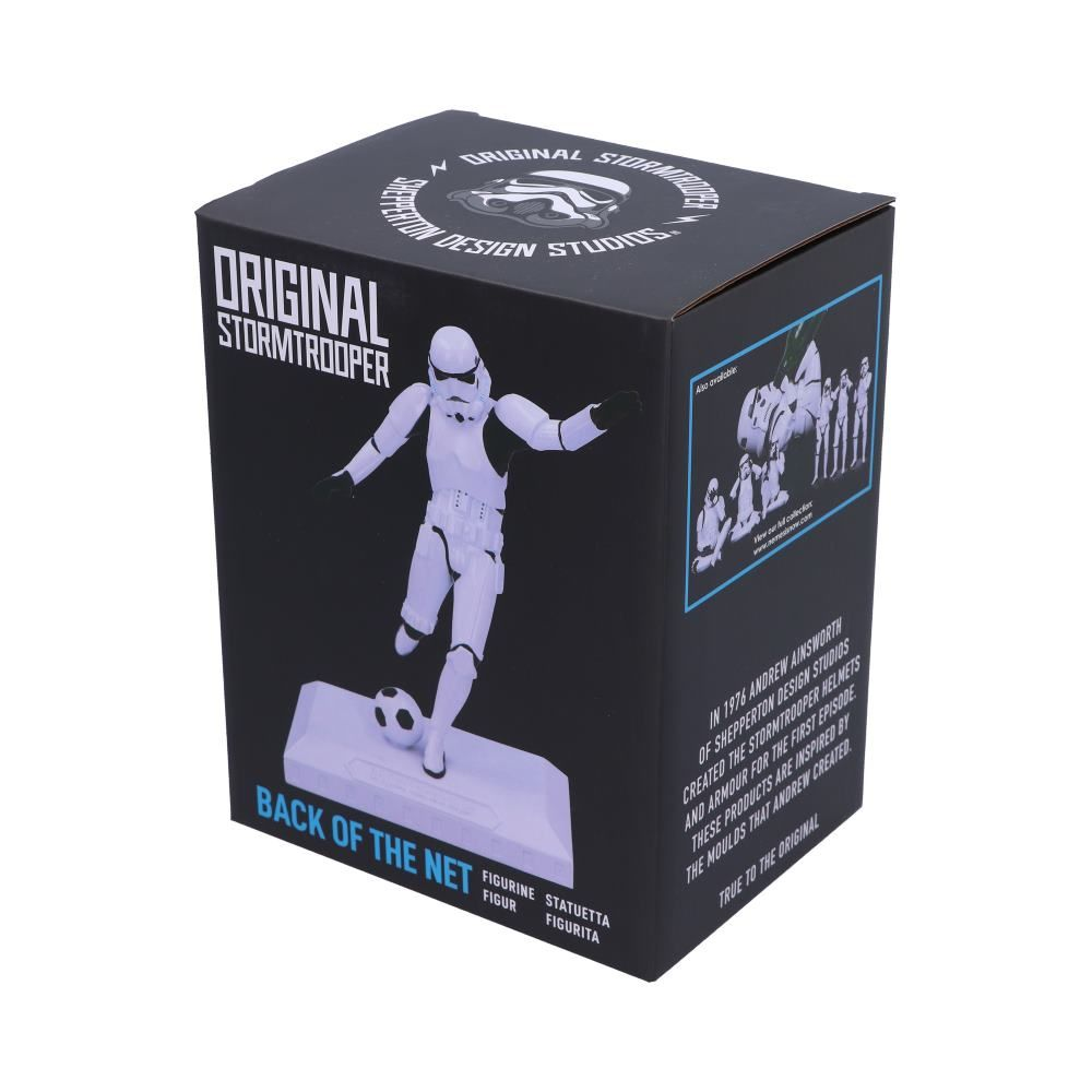 Stormtrooper-beeldje in doos. Het is een witte Stormtrooper die tegen een voetbal trapt. De doos heeft tekst.