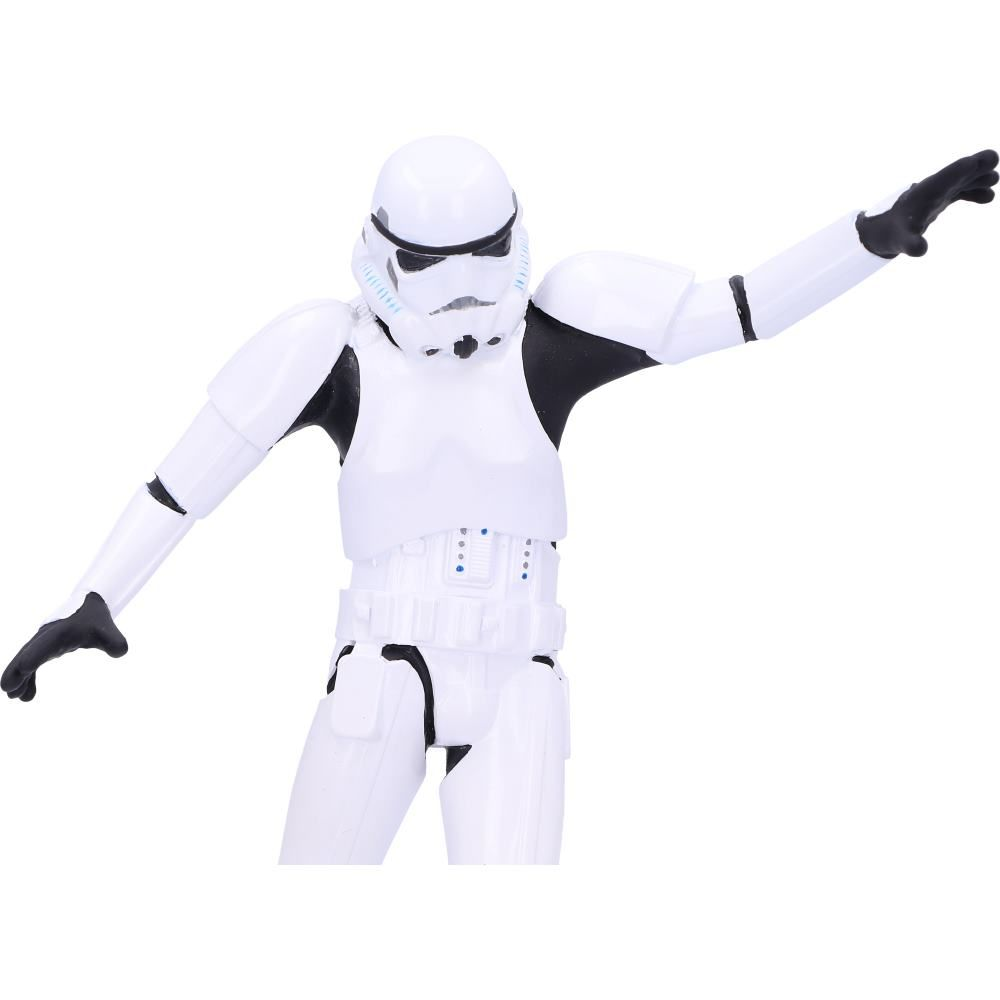 Een Star Wars Stormtrooper-figuur in een wit uniform, armen uitgestrekt.